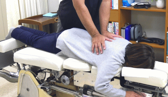 整体とカイロプラクティックの「肩凝り」の特殊な器具を使用した治療法